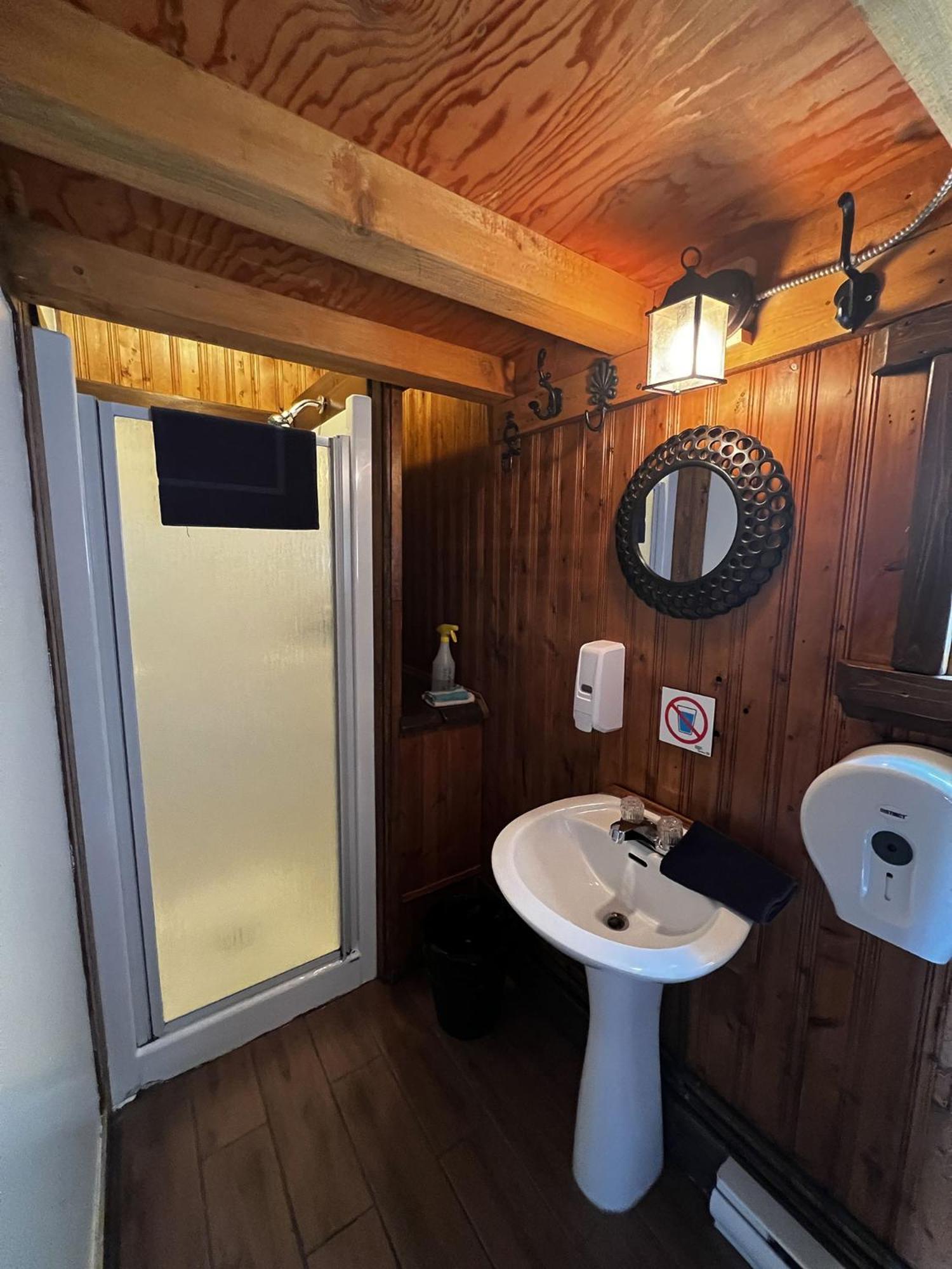 Auberge Festive Sea Shack Sainte Anne-des-Chênes Exterior foto
