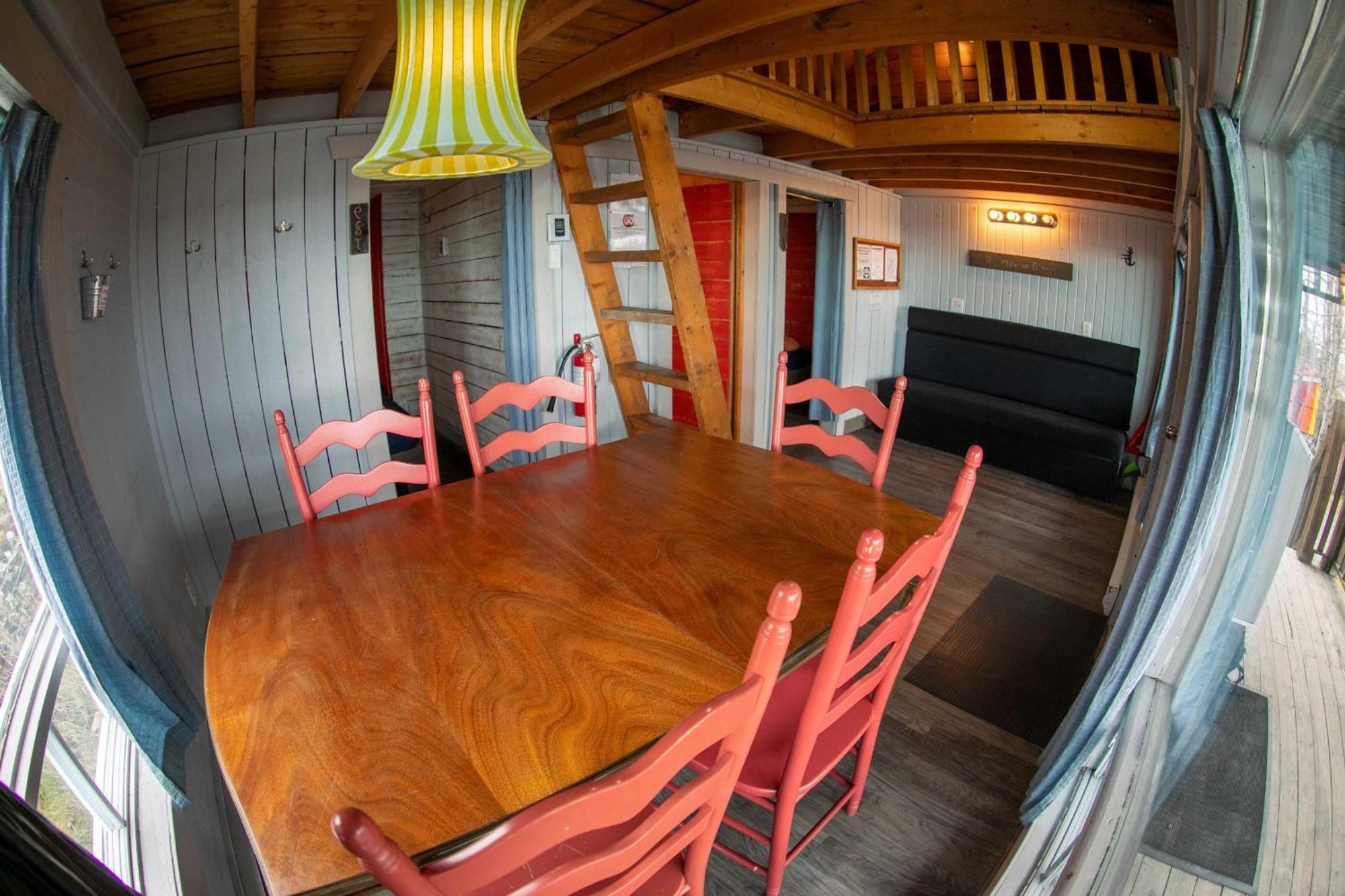 Auberge Festive Sea Shack Sainte Anne-des-Chênes Exterior foto